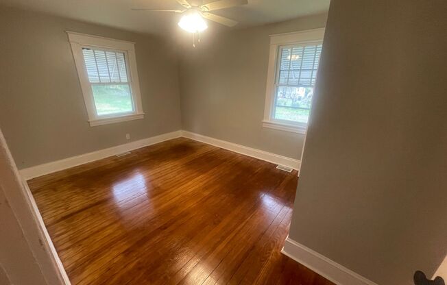 One Bedroom House for rent close to Rivermont shops and Randolph College.