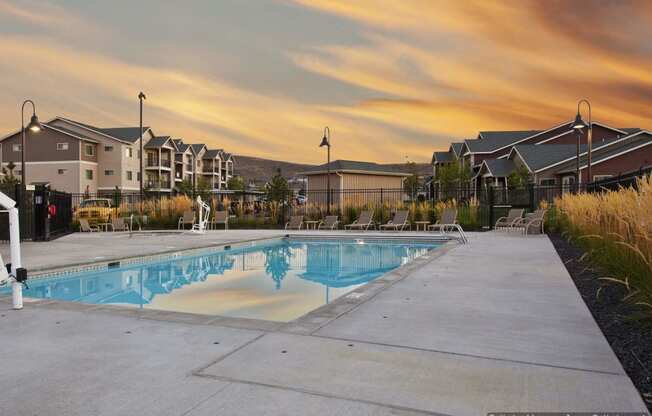 Richland, WA Badger Mountain Ranch Apartments at Poll at Dusk