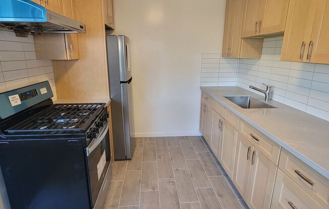Clean, quiet 2 bed 1 bath, freshly painted with new appliances