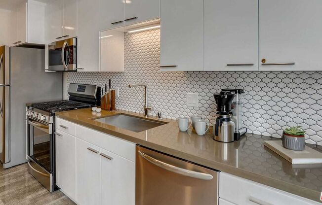 Studio, 1 bath, 448 sqft, $1,976, Unit 1021