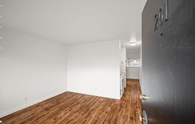 Studio, 1 bath, 355 sqft, $1,350, Unit 201