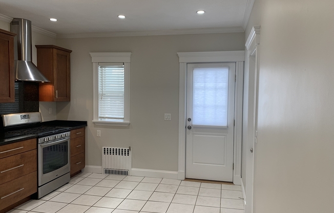 2 beds, 1 bath, $2,500, Unit 1