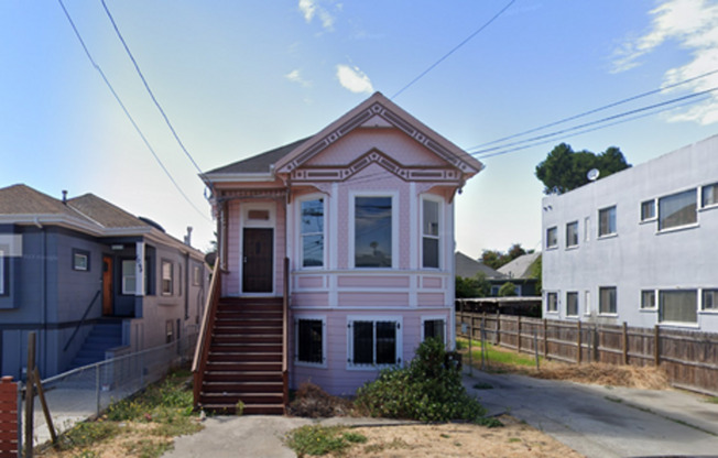1071 Aileen St