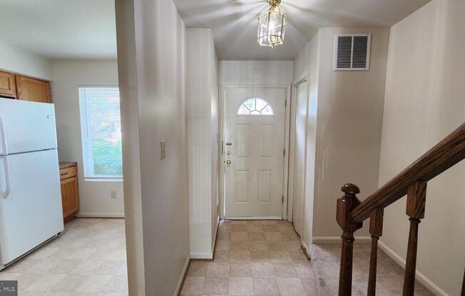 Arlington Townhouse With Attached Garage!