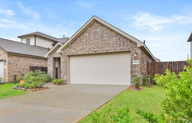 Beautiful Home in Desirable Tavola Community. GAS/WATER/GARBAGE/LAWNCARE/INTERNET is included in rent