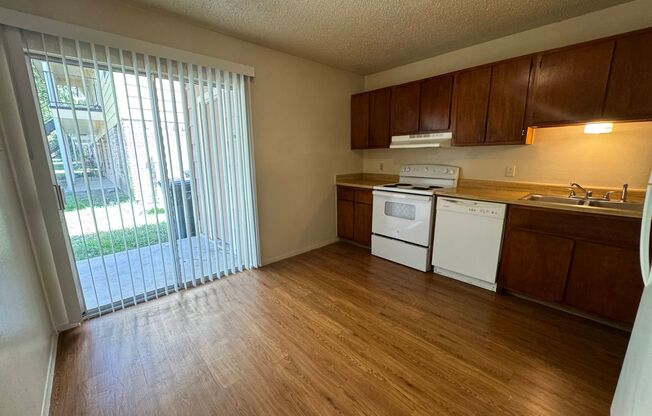 2 beds, 1 bath, 840 sqft, $695