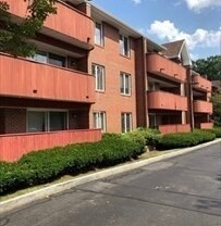 1 bed, 1.5 baths, 668 sqft, $2,100, Unit 202