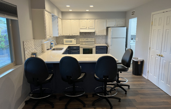 1324 W 13 ST