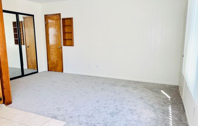 MISSION BEACH! BAY SIDE STUDIO WITH OFF-STREET PARKING! $1,795/MO