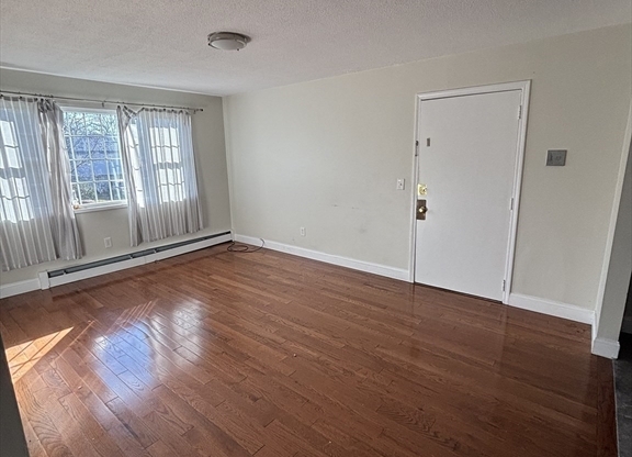 2 beds, 1 bath, 840 sqft, $2,450, Unit 2