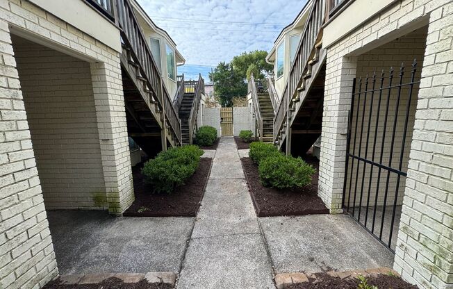 1 bed, 1 bath, 800 sqft, $1,599, Unit 412 A East Gaston Lane