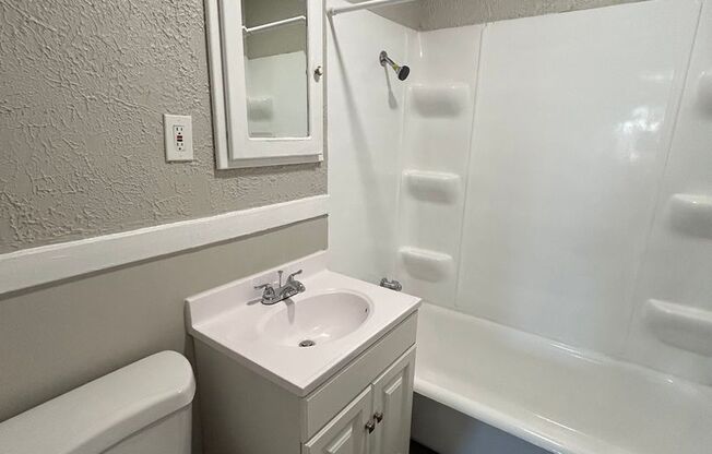 2 beds, 1 bath, 780 sqft, $1,195, Unit 5302 Charlotte St.