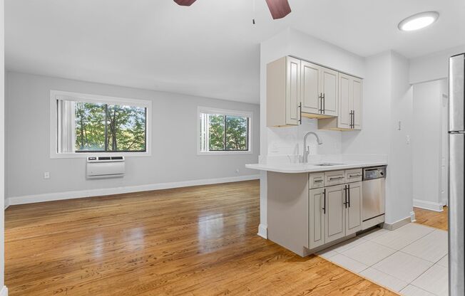 2 beds, 1.5 baths, 897 sqft, $2,100, Unit 303