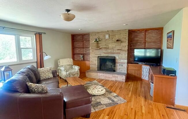 Furnished 3 bedroom/2bath close to Garden of the Gods