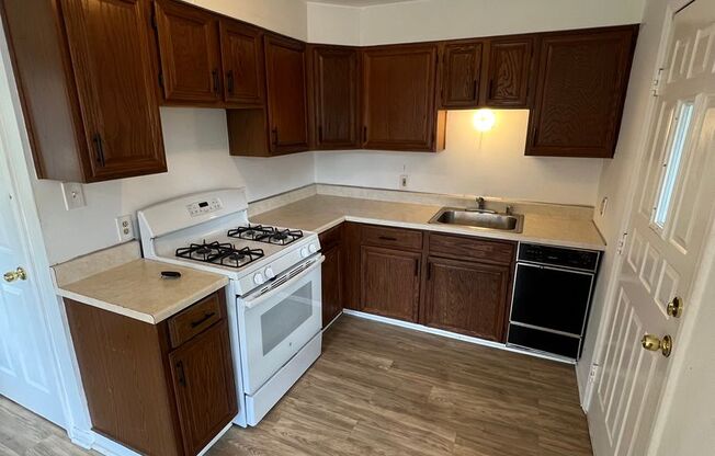 2 beds, 1 bath, $1,300