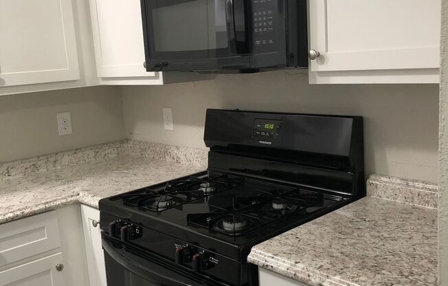 1 bed, 1 bath, 600 sqft, $817, Unit 31