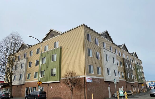 Newly remodeled 4-story Apartment Downtown Renton
