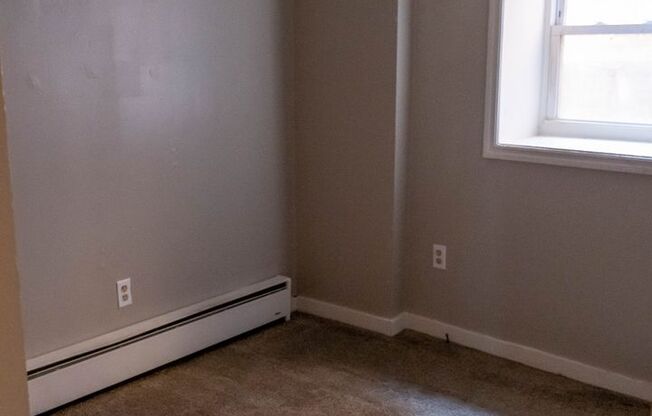 2 beds, 1 bath, $950, Unit Unit # 1 R (Rear)