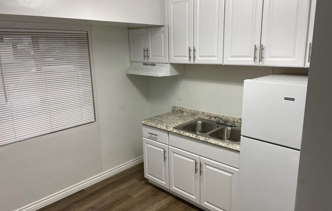 Studio, 1 bath, 422 sqft, $1,400, Unit 832 #10