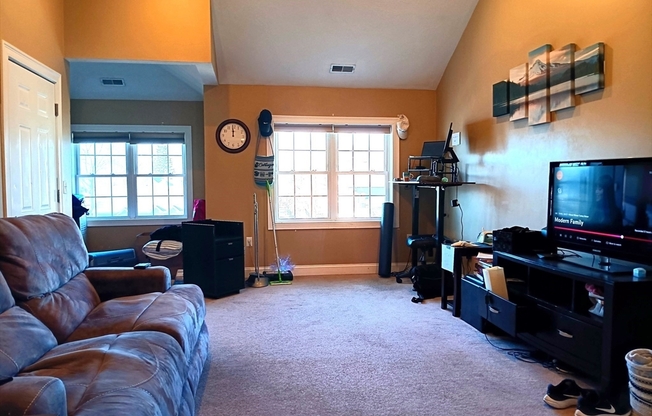 2 beds, 1 bath, 800 sqft, $2,375, Unit A