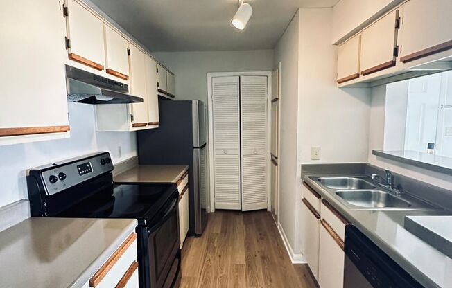 1 bed, 1 bath, 580 sqft, $1,370, Unit Regency Gardens G208