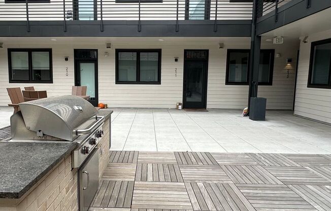 Outdoor Courtyard & Grill!