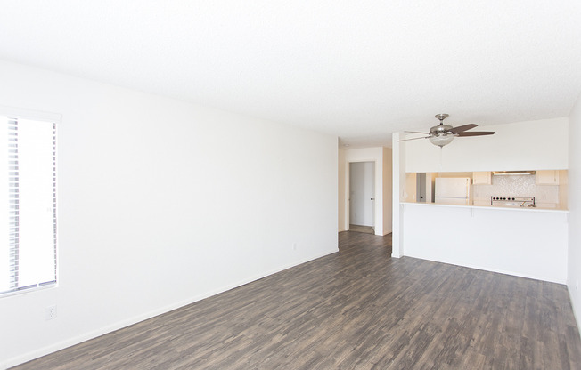 *OPEN HOUSE: 5/16 4-6PM & 5/17 9-11AM* Spacious 2BR in Point Loma with Parking!