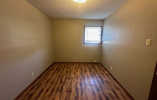 2 beds, 1 bath, $725, Unit APARTMENT 14C