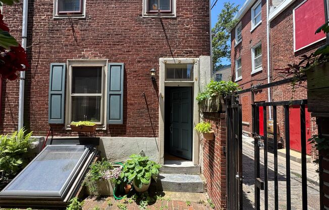 Gorgeous 2-Bedroom Townhome in Society Hill! Available NOW!