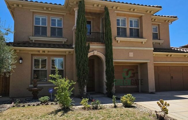 Reduced Rent !!!!!Now Available! 5 Bedroom, 3.5 Bathrooms located in Beautiful Oakwood Shores in Manteca, CA