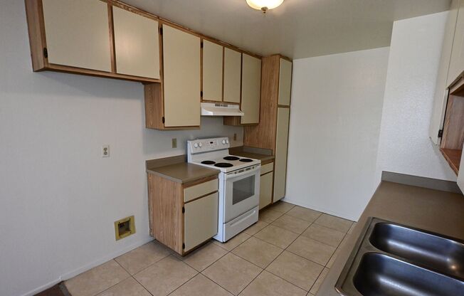 2 beds, 2 baths, $2,400, Unit 10