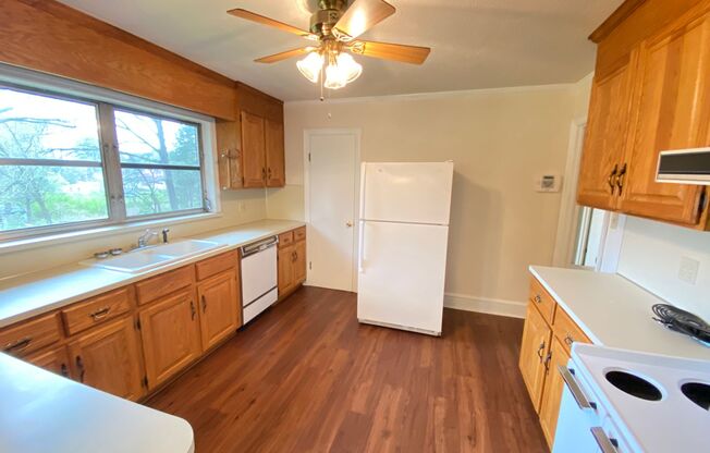 3bd/2ba House on a Corner Lot very close to Hospital and Hwy 73