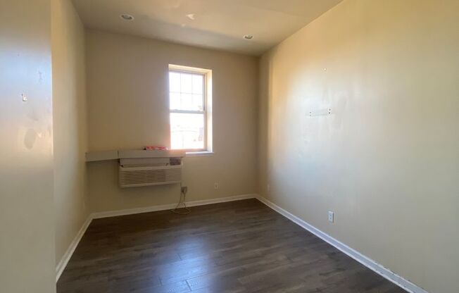 2 beds, 1 bath, $1,095, Unit 15