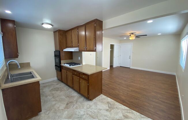 2 beds, 1 bath, 900 sqft, $1,900, Unit Apt 9