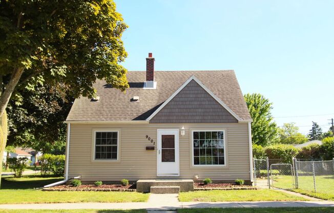 Spacious 3 bedroom 1.5 Bath Gem Available Great location!