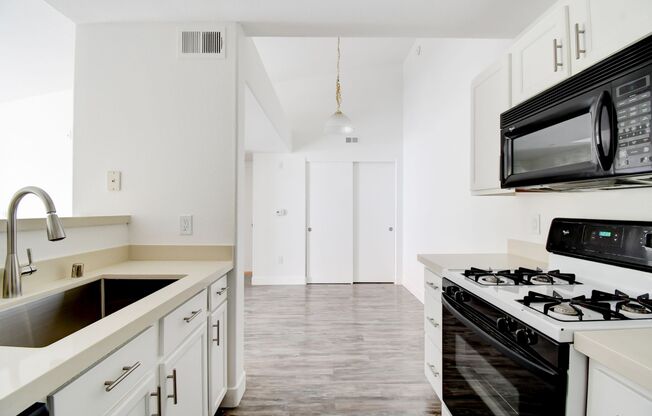 1 bed, 1 bath, 700 sqft, $1,350, Unit 222