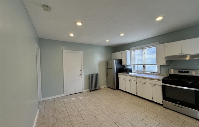 3 beds, 1 bath, 1,300 sqft, $2,875, Unit 2