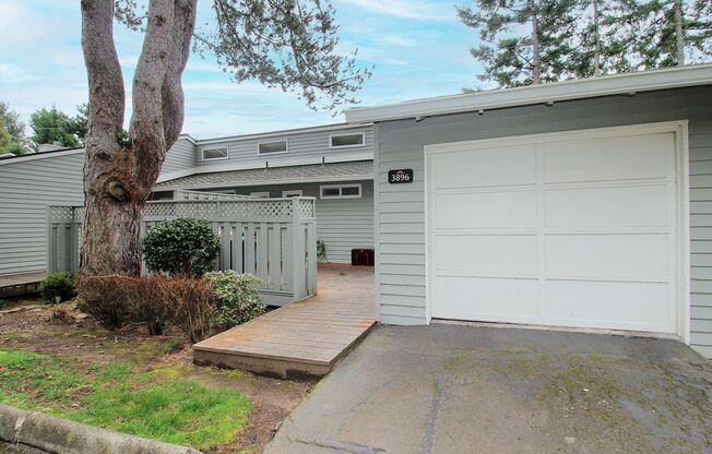 Two-Level Renovated 2 Bed Lake Oswego Condo in Desirable Mountain Park Neighborhood