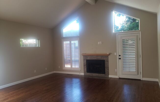 Wonderful John's Landing Updated Townhouse with Backyard