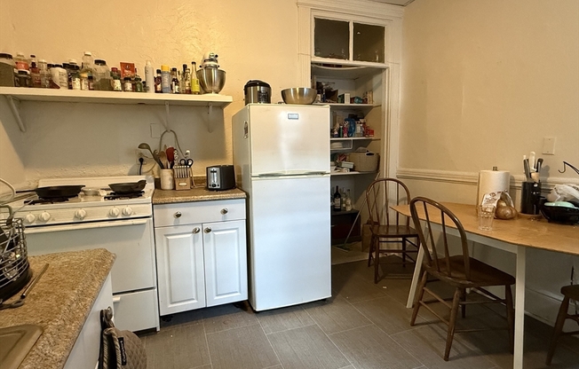 3 beds, 1 bath, $4,650, Unit 19