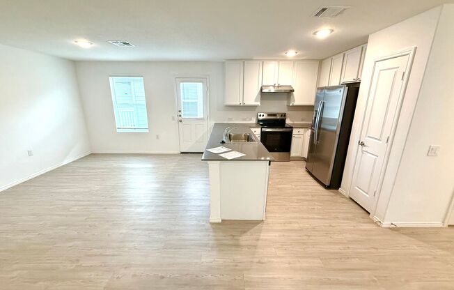 AVAILABLE NOW! 4 Bedroom / 2 Bath Home In Mission Del Lago!
