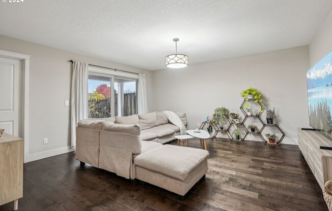 Check out this beautiful 4BD/3BA Townhome located in Beaverton!!! $500.00 Move-In Credit