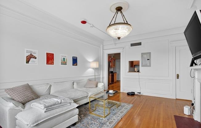 2 beds, 1 bath, 869 sqft, $4,000, Unit 51