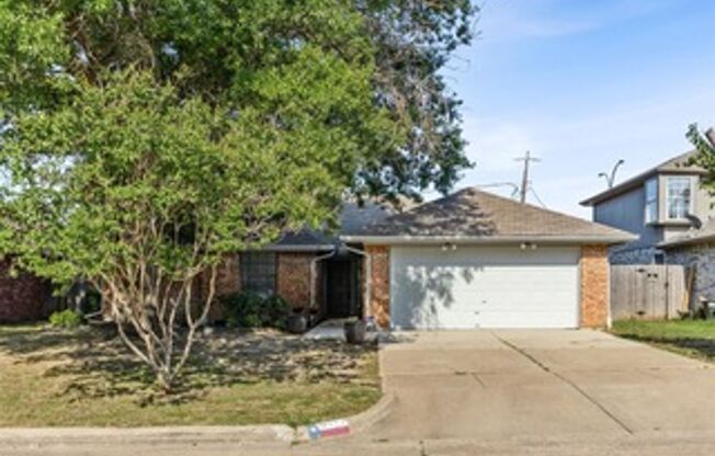 Beautiful 3 bedroom home in Green Leaf/Arlington - Zoned to Mansfield ISD