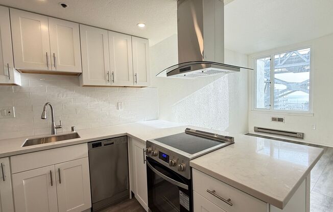 The BAYCREST: Updated 1BR/1BA + Parking!  *AMSI*