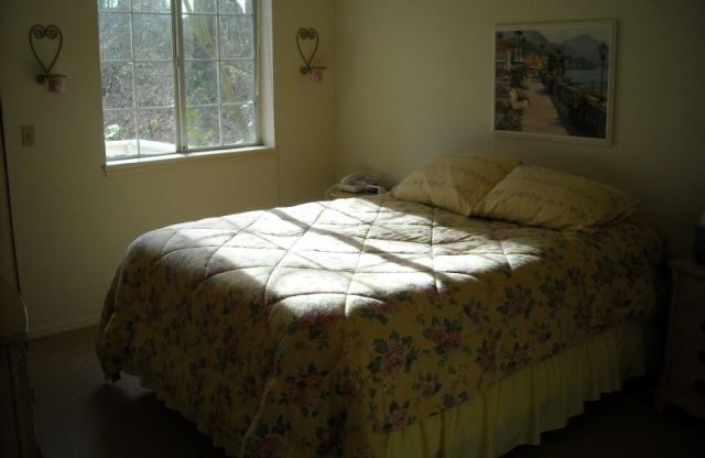 Charming 2BR 2BA Condo in great Bellevue location.