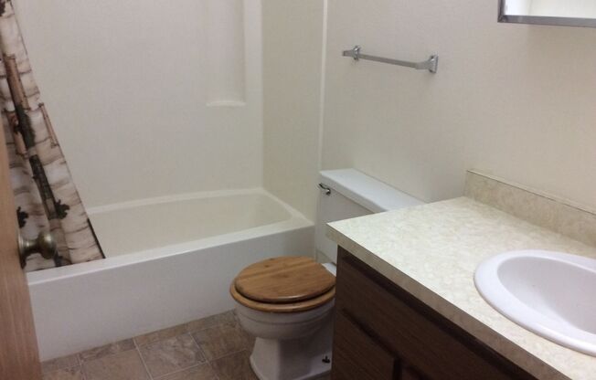 2 beds, 1 bath, $950, Unit Apt 19