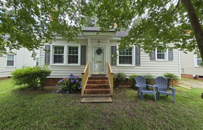 Adorable Haymount Cottage with 2 Bedrooms & 1 Bath.