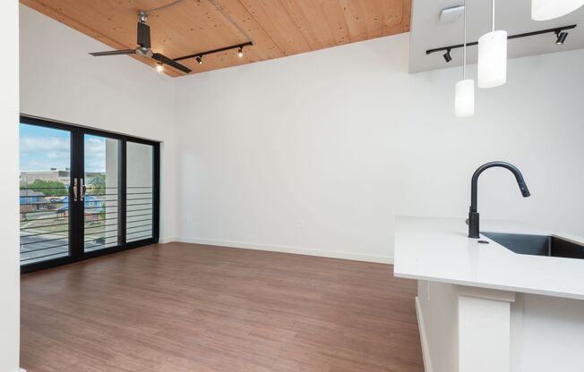 2 beds, 2 baths, 910 sqft, $1,867, Unit 213