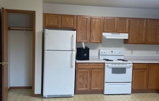 2 beds, 1 bath, 964 sqft, $925, Unit 8